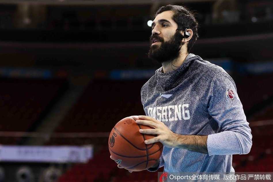 外援巴赫拉米在底角稳稳出手三分，皮球划过一道完美的弧线空心入网，他的眼神中透露出亚洲顶级锋线的自信与沉稳。