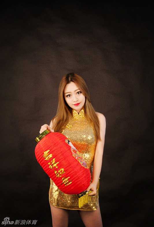 金鸡报晓迎新春 辽篮啦啦队俏皮贺岁 两位宝贝亲密地依偎在一起,一人手拿大红灯笼,一人拿着鞭炮样式的道具,脸上洋溢着的笑容比手中的灯笼还要灿烂温暖