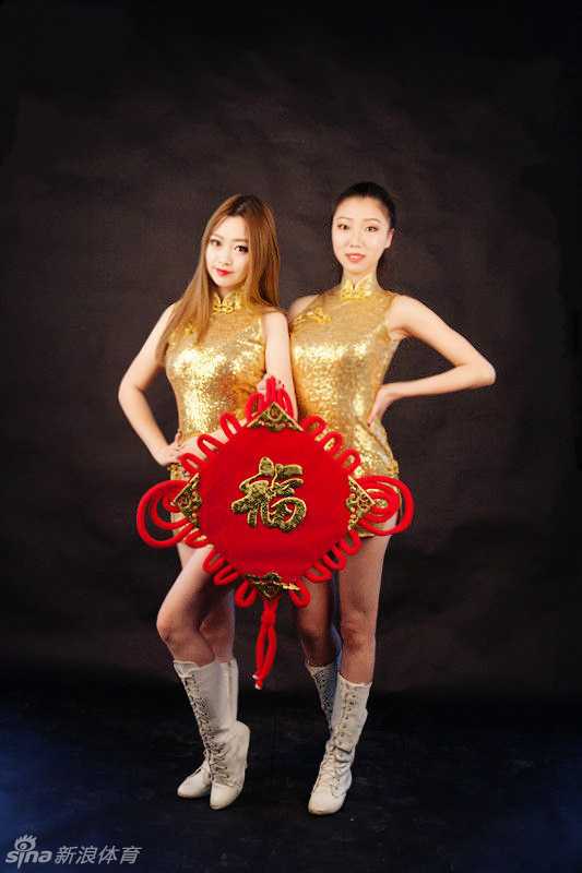 金鸡报晓迎新春 辽篮啦啦队俏皮贺岁 写真中的宝贝身穿改良款中式旗袍裙,裙摆随着她轻轻扭动的身姿微微飘起,手举红灯笼,眼神中流露出娇俏与灵动