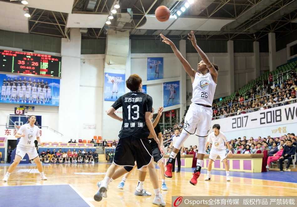 江苏队年轻中锋许晨妍在广东队内线李月汝面前高高跃起，用指尖轻轻将球拨向篮筐，这一记精彩的补篮不仅帮助球队稳住阵脚，更点燃了替补席所有球员的激情。