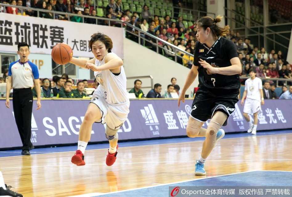 终场哨响，江苏球员们紧紧拥抱在一起庆祝这场来之不易的胜利，而广东队员则神情落寞地走下场地，形成鲜明对比，这一刻淋漓尽致地展现了竞技体育的残酷与魅力。