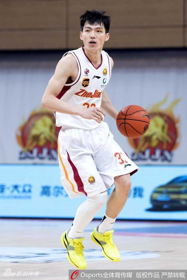 吴前在山西队多名球员的围堵下，依然毫无畏惧，高高跃起上演潇洒上篮，眼神中透着必胜的决心。