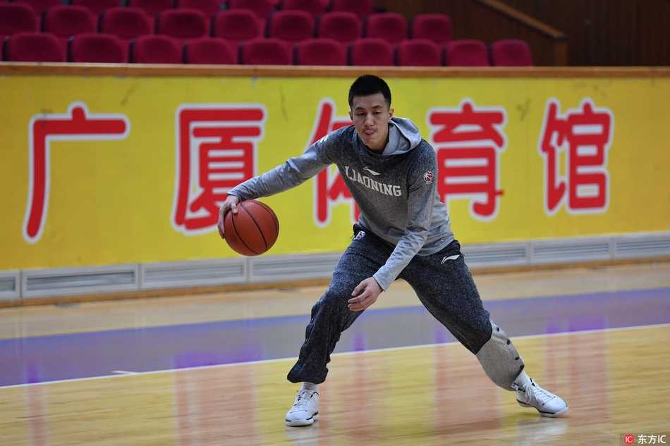 钱塘江畔的磨砺:辽篮杭城备战,剑指队史首冠 全队集结,主帅在场边指点江山,球员们手搭着手,齐声高喊,团队的意志在这一刻凝聚成一股不可战胜的力量。