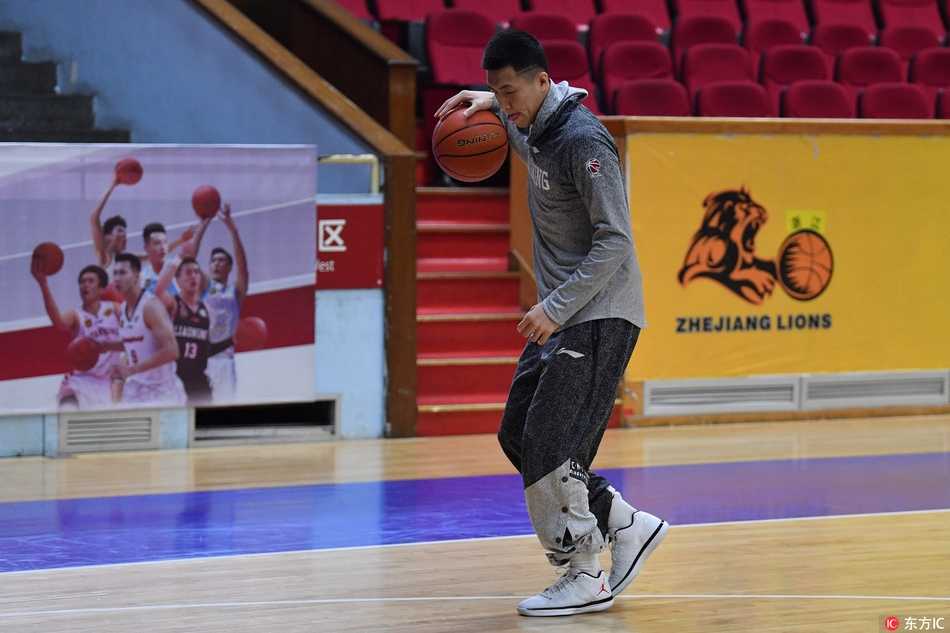钱塘江畔的磨砺:辽篮杭城备战,剑指队史首冠 韩德君在内线卡位,庞大的身躯如同铁塔一般,守护着辽篮的禁区,也守护着全队的夺冠梦想。