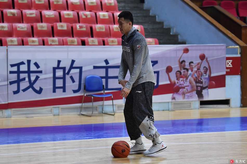 钱塘江畔的磨砺:辽篮杭城备战,剑指队史首冠 在杭州的场馆里,辽篮将士们眼神如炬,拉伸的不仅是筋骨,更是对胜利的渴望。