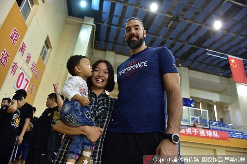 留着标志性飘逸长发的斯科拉现身太原五中体育馆，他一出现瞬间点燃全场热情，学生们挥舞着手中的欢迎牌，眼神中满是见到偶像的欣喜与激动。