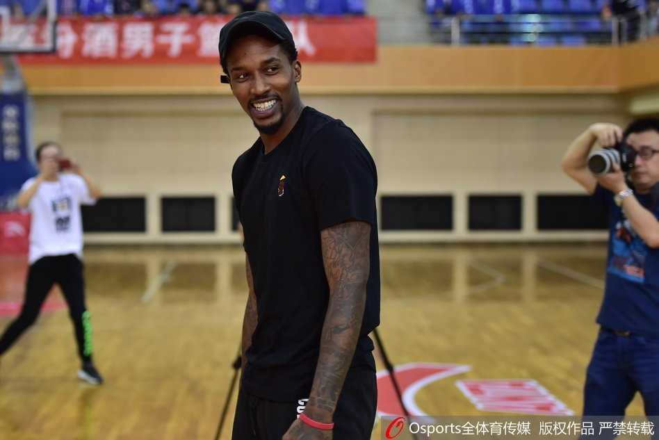 虽然已是37岁的老将，但斯科拉在示范防守滑步时依然迅捷扎实，他与小球员击掌鼓劲，手上厚厚的绷带诉说着这位职业球员日复一日的刻苦训练。