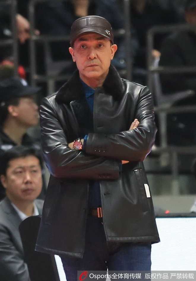 铁军主场爆发终结连阴,八一男篮力擒吉林赢下赛季第三胜 许钟豪在内线展现出防守大闸的风采,他长臂伸展,如同大鹏展翅一般,将吉林外援韦弗的上篮尝试狠狠地扇飞,这次盖帽也成为了八一队反击的号角。