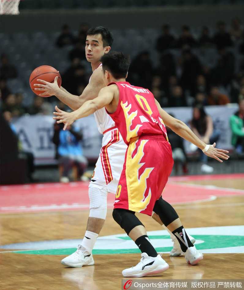 铁军主场爆发终结连阴,八一男篮力擒吉林赢下赛季第三胜 小将阿尔斯兰运球穿越半场,面对防守球员的贴身紧逼,他用娴熟的背后运球从容摆脱,眼神中透露着与年龄不相符的冷静与果敢,指挥着全队的进攻。