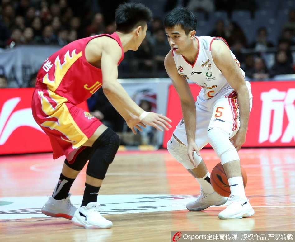 铁军主场爆发终结连阴,八一男篮力擒吉林赢下赛季第三胜 胜利的哨声吹响,八一队的全体队员激动地围聚在场地中央,他们紧紧相拥,脸上洋溢着久违的、发自内心的笑容,这一刻的荣耀属于不屈的铁军精神。