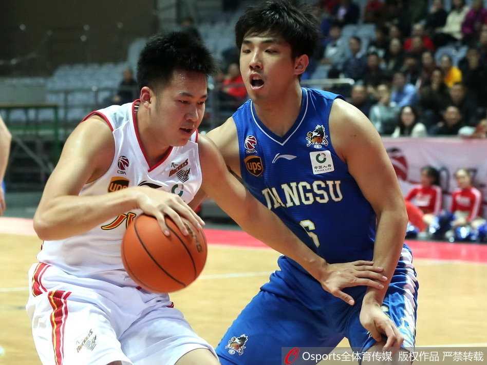 江苏队大外援拉杜利察在八一队内线悍将的贴身紧防下，依然稳稳地将球放入篮筐，肌肉的碰撞仿佛都清晰可见。