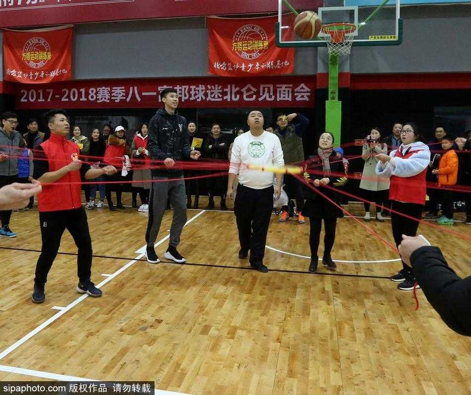 铁军冬日暖甬城 大郅携八一男篮与宁波球迷深情互动 球馆内的互动环节,一名幸运的年轻球迷在场上防守雷蒙,他张开双臂,脸上洋溢着兴奋的笑容。