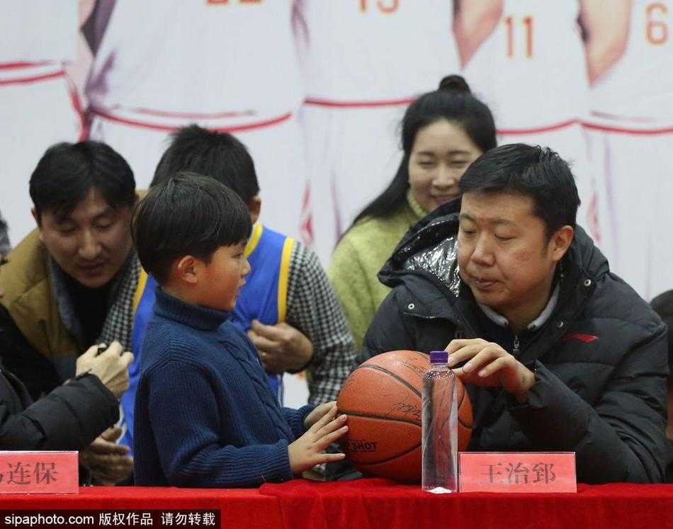 铁军冬日暖甬城 大郅携八一男篮与宁波球迷深情互动 活动尾声,全体八一队员与到场的球迷们围拢在一起,面对镜头留下珍贵的全家福,每个人脸上都写满了归属感与幸福感。