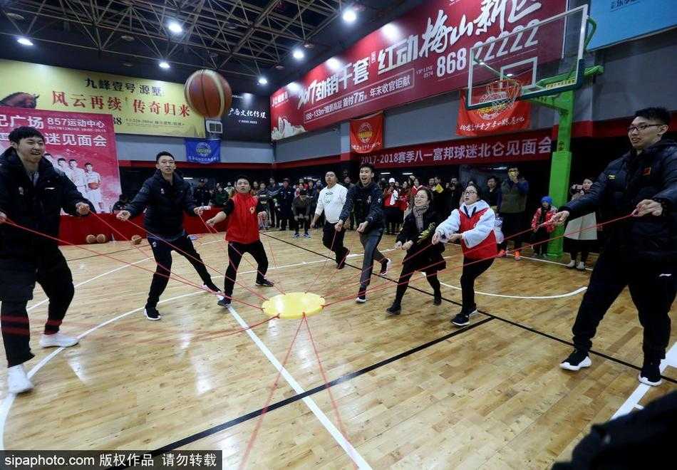 铁军冬日暖甬城 大郅携八一男篮与宁波球迷深情互动 马连保指导在场边双手抱胸,面带微笑地看着弟子们与球迷进行趣味对抗,场面温馨如同家庭聚会。