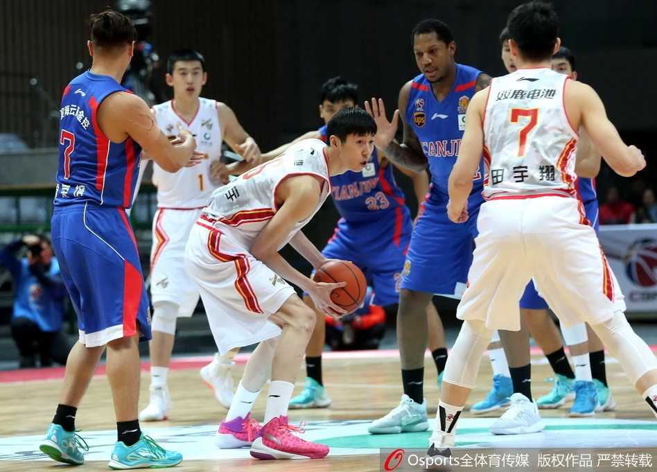 雷蒙在命中关键球后握拳怒吼，眼中燃烧着不屈的斗志，身后的记分牌显示着八一队领先的优势，这是属于他们的夜晚