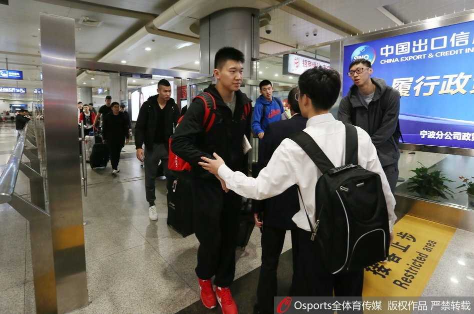 德勒黑双手捧着球迷献上的鲜花，微微俯身低头轻嗅花香，眉眼间原本的凌厉被此刻的温柔所替代，仿佛感受到了第二故乡的温暖。