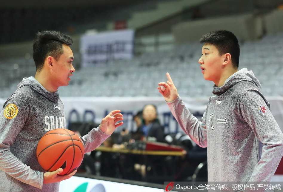 赛前热身完毕，王磊特意绕到八一替补席，他与曾经的队友许钟豪勾肩搭背，两人低头细语，仿佛在回忆过去一起训练时的趣事，场面十分温馨。