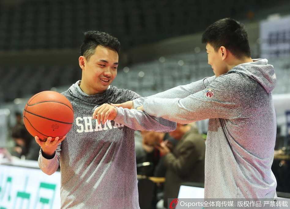 面对曾经的八一青年队队友张博，王磊露出调皮的神情，两人在球员通道附近聊得热火朝天，王磊用手指着张博，仿佛在调侃着什么，兄弟情谊在这一刻溢于言表。