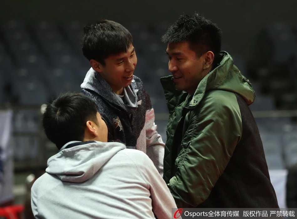 王磊身披山西队战袍重返宁波，赛前他与昔日八一队友在场地中央热情握手拥抱，虽然球衣颜色已从军旅蓝变为猛龙黄，但脸上的笑容依旧真挚而温暖。