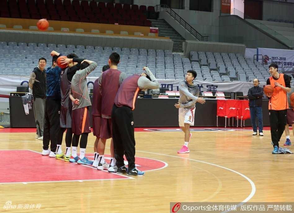 铁军铸魂,虽败犹荣:回望八一男篮的荣耀与坚守 主帅阿的江在场边躬身指挥,双手比划着战术手势,眉宇间凝聚着思考与期待,他的身影宛如定海神针,在喧嚣的赛场边为年轻的弟子们传递着沉着与信念。