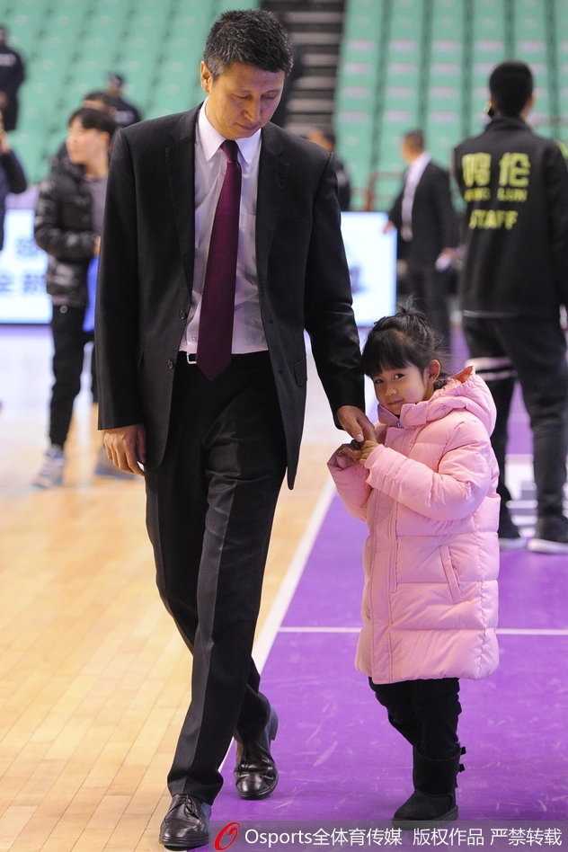 铁帅柔情:郭士强赛后携爱女离场,赛场硬汉亦是暖心父亲 小姑娘扎着可爱的丸子头,穿着粉色小棉袄,像一只快乐的小鸟依偎在父亲身边。郭士强一手揽着女儿,虽然面容略显疲惫,但嘴角却藏不住幸福的笑意。