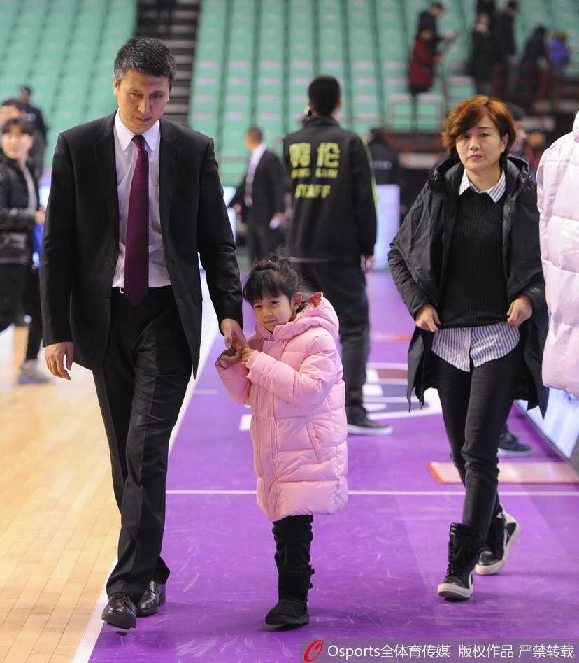 铁帅柔情:郭士强赛后携爱女离场,赛场硬汉亦是暖心父亲 郭士强指导身披蓝色长款羽绒服,眼神温柔地低头看着身旁的女儿,小姑娘则紧紧牵着父亲的手,父女俩在众人的陪同下离开赛场,画面温馨极了。