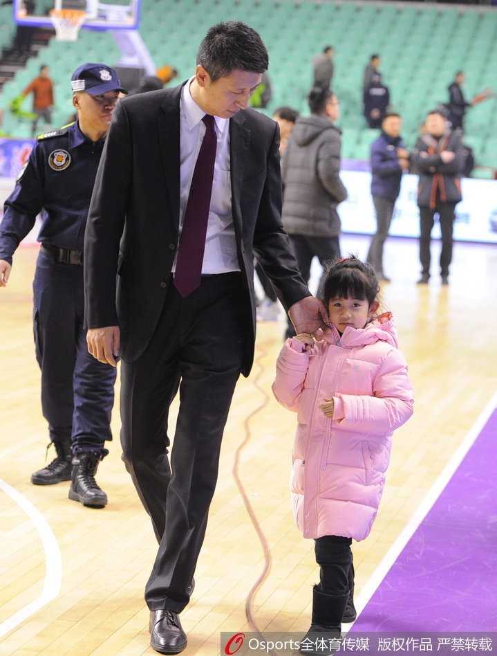 铁帅柔情:郭士强赛后携爱女离场,赛场硬汉亦是暖心父亲 走出体育馆的郭士强似乎还在与身边的人交流着比赛细节,但右手却始终紧紧地握着女儿的小手,生怕她走丢。小女孩乖巧地跟在爸爸身边,对周围的一切充满好奇。