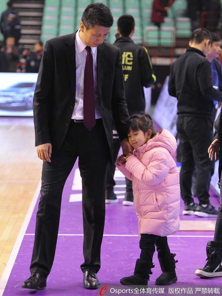 铁帅柔情:郭士强赛后携爱女离场,赛场硬汉亦是暖心父亲 人群逐渐散去,空旷的场馆通道里,郭士强微微弯腰,侧耳倾听女儿说着什么悄悄话。这一刻,他不是指挥千军万马的主帅,只是一个沉浸在亲子时光里的普通父亲。