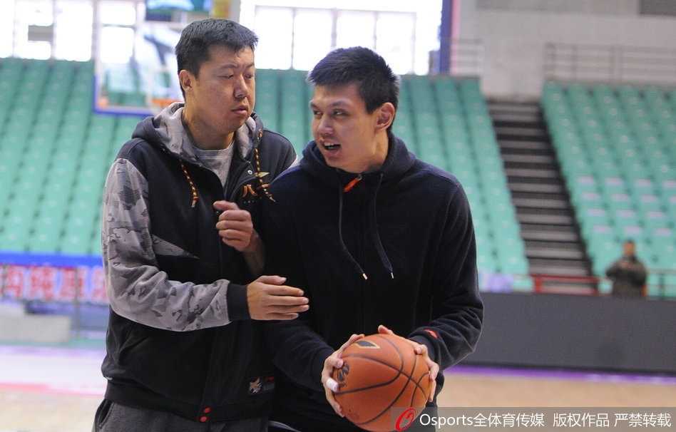 王治郅身先士卒，在训练中亲自为内线队员示范背身单打的脚步动作，眼神专注而严厉。