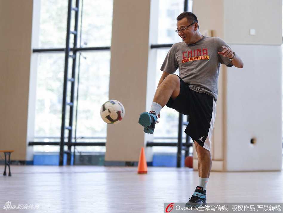 铁帅范斌的柔情一脚 福建男篮集训从快乐足球开始 范斌俯身亲自示范标准的防守滑步动作,每一个细节都力求完美,展现出作为专业教练的严谨与扎实的基本功。