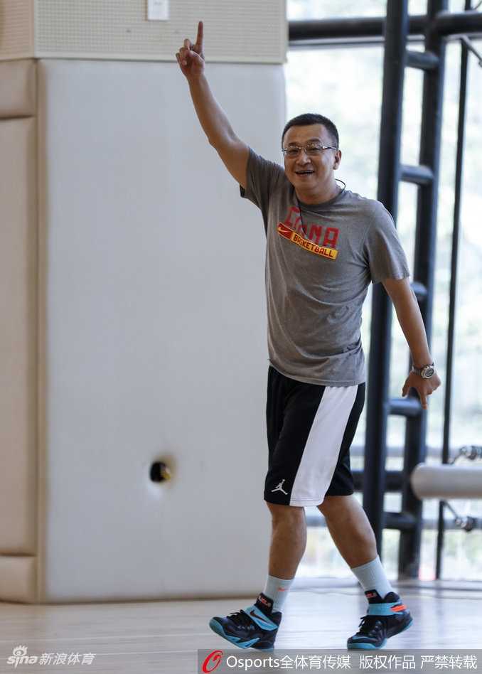 铁帅范斌的柔情一脚 福建男篮集训从快乐足球开始 赵泰隆在训练中全神贯注地完成动作,范斌则在一旁目不转睛地观察,随时准备上前进行手把手的指导。