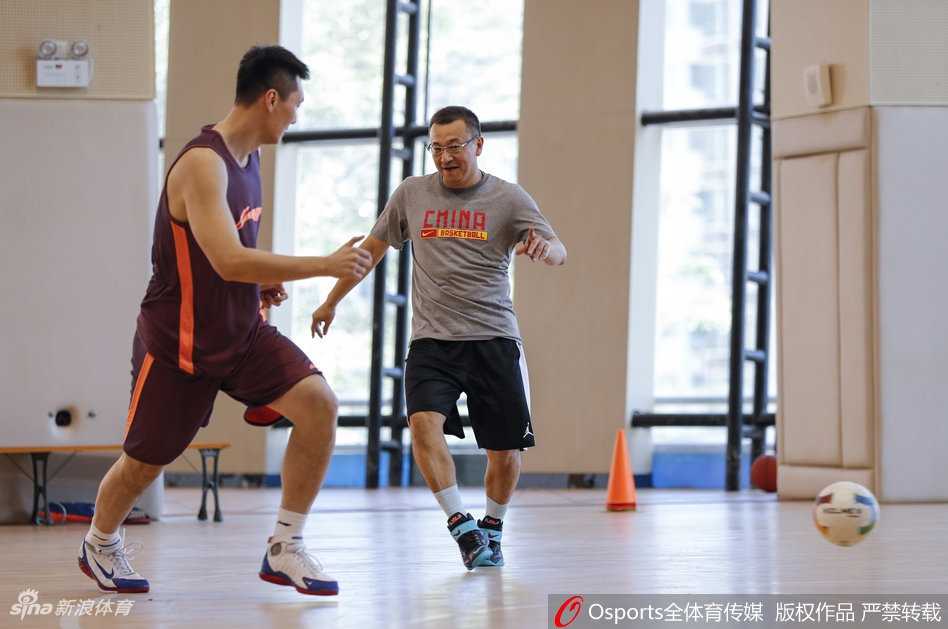 铁帅范斌的柔情一脚 福建男篮集训从快乐足球开始 范斌用脚底稳稳地将球停下,动作一气呵成颇具专业风范,然而看到队友略显笨拙的逼抢动作,他自己也忍不住被这欢乐的气氛逗笑了。