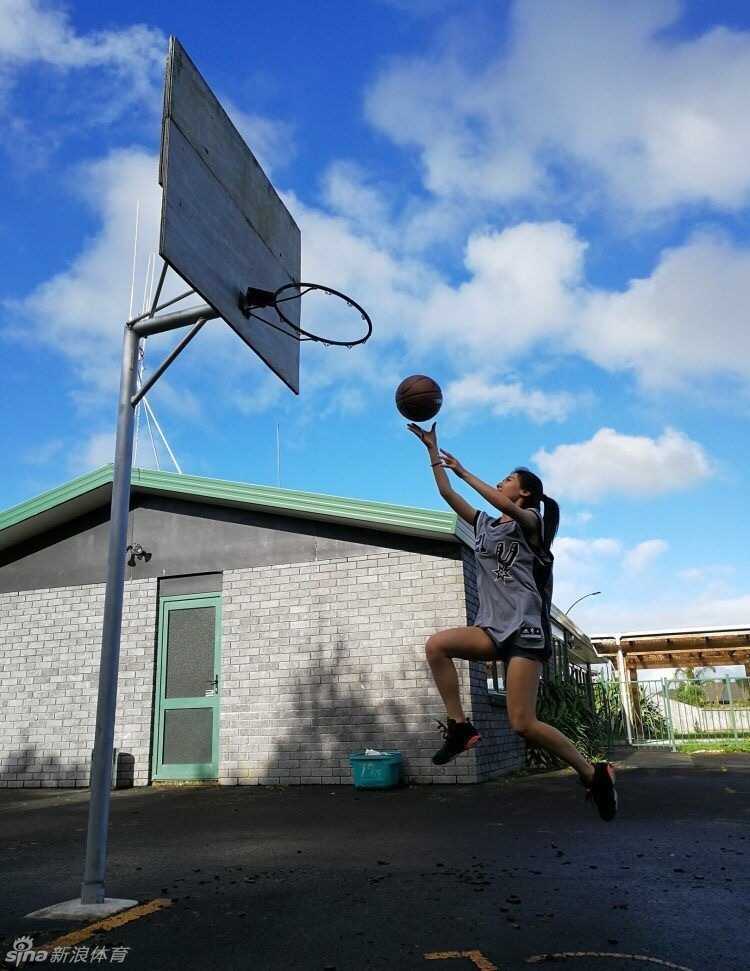 一双经典的银黑配色马刺主题定制球鞋，鞋面细节精致，旁边随意地摆放着几件叠好的马刺复古球衣，透露出主人对球队的深厚感情。
