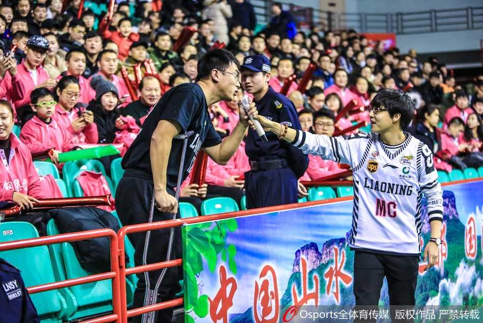 赛后，拄拐球迷的眼神中依然充满热情，他久久不愿离去，仿佛还在回味着刚才的比赛，为辽篮的拼搏精神所感动。