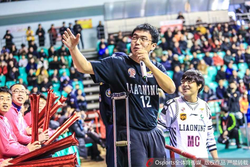 拄拐球迷在看台上全情投入，他挥舞着拳头，仿佛忘记了自己腿上的伤痛，眼中只有辽篮的每一次进攻。