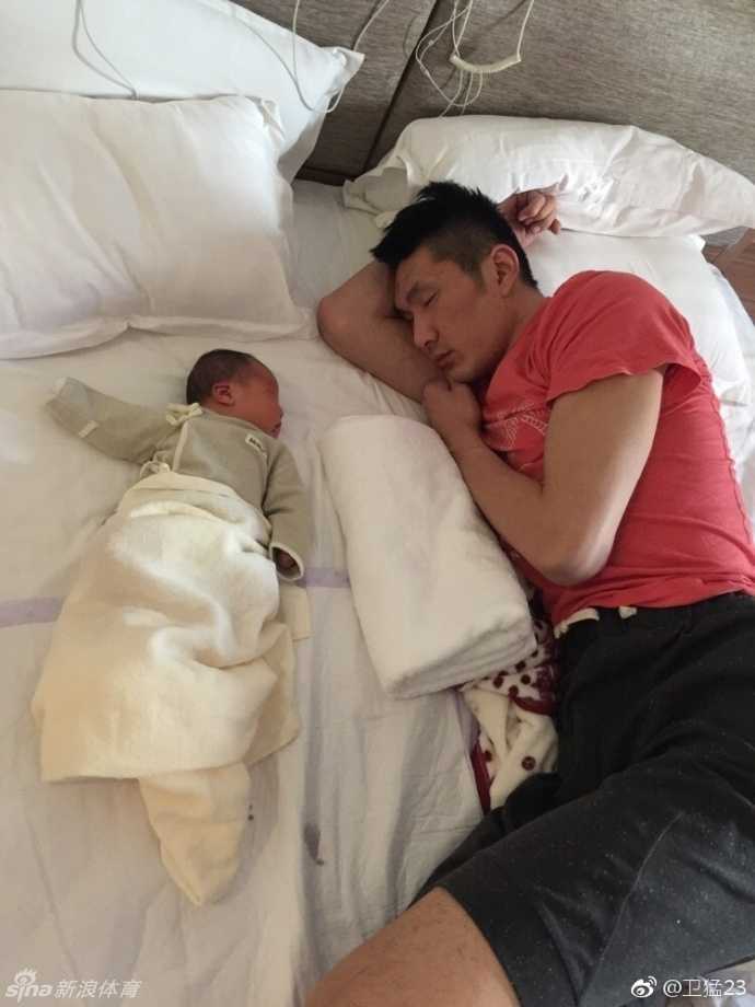 铁汉柔情 辽篮冠军中锋卫猛喜得贵子 怀抱幼子画面温馨 卫猛抱着儿子,小家伙趴在爸爸宽厚的肩膀上,显得无比安心。这个坚实的臂膀,曾经扛起过球队的内线防守,如今也扛起了对家庭的责任与爱。