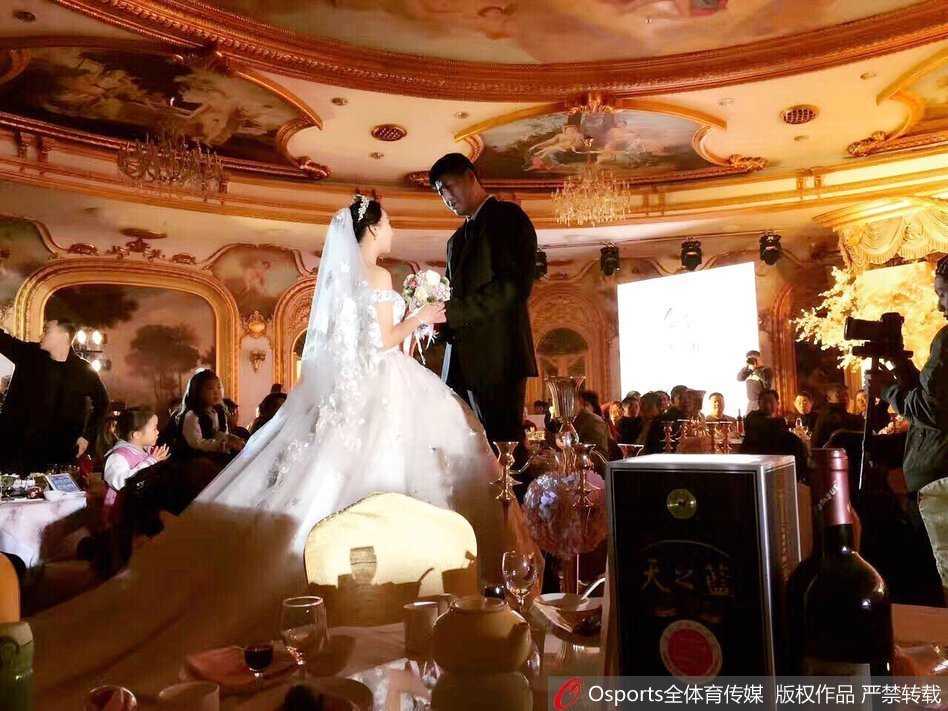 婚礼现场，红毯两侧宾客如云，高大威猛的击鼓手奋力挥动鼓槌，激昂的鼓点如同山东大汉的豪爽性格，热烈欢迎着每一位远道而来的亲朋好友。