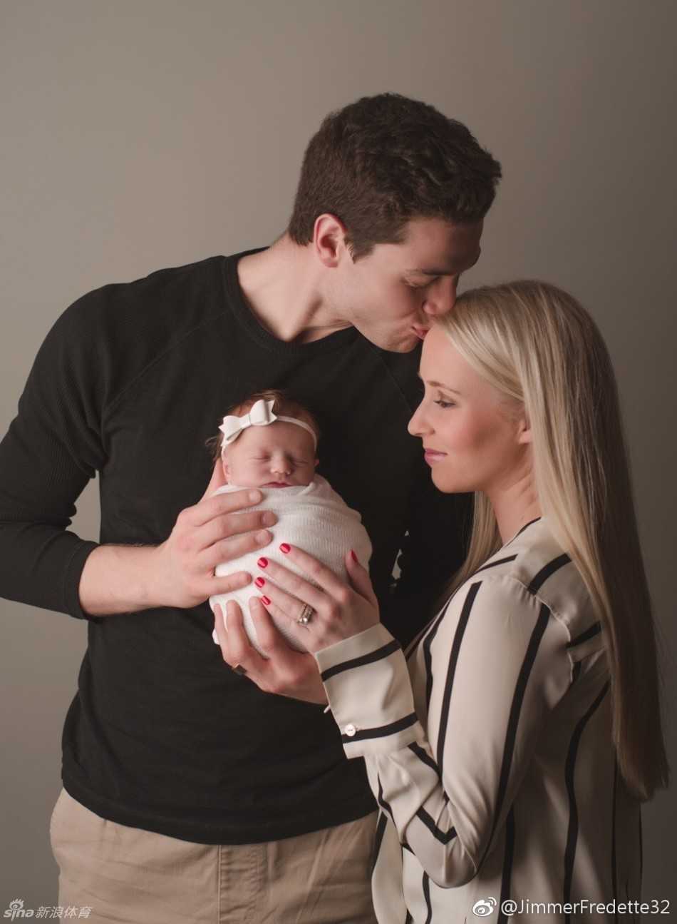温柔的父亲吉默·弗雷戴特用他投篮的双手，无比轻柔地环抱着襁褓中的小女儿，眼神中满是初为人父的喜悦与呵护。