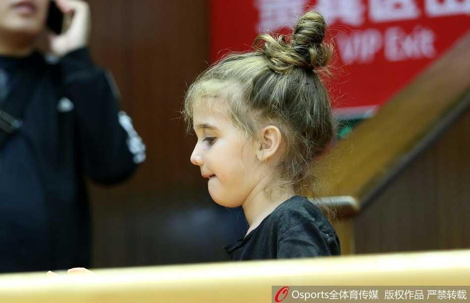 铁汉柔情:希腊中锋博洛西斯的篮球征途与场边最暖注视 博洛西斯妻女神情专注地坐在场边看台,她们的目光紧紧追随着球场上那个作为丈夫与父亲的身影,眼神里满是骄傲与关切。