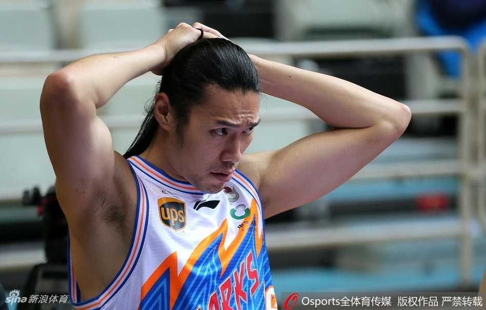 最终效果展示，一个精致的小辫子在队友头上诞生，而始作俑者曾文鼎在一旁露出既满足又有点不好意思的腼腆微笑。