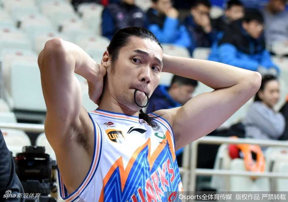 曾文鼎的手指灵活地穿梭在发丝间，脸上露出一丝顽皮的笑容，仿佛在创作一件得意的艺术品，完全忘记了身旁激烈的比赛。