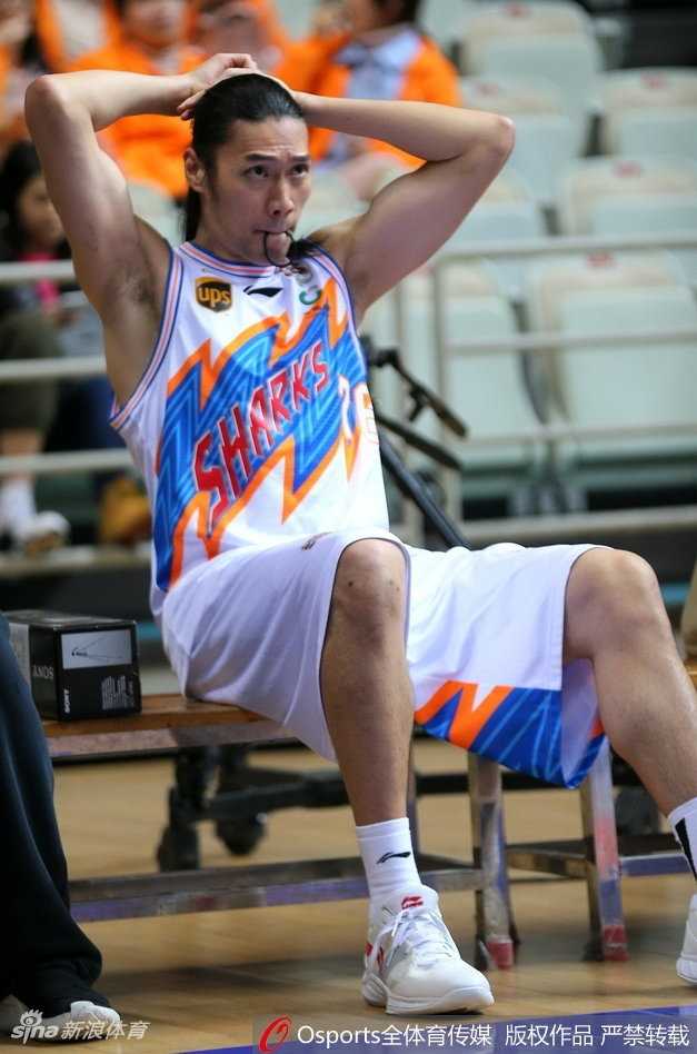 搞怪模式开启，曾文鼎对着镜头做出夸张的鬼脸，标志性的长发随意披散，与场上那个沉稳的中锋形象判若两人。