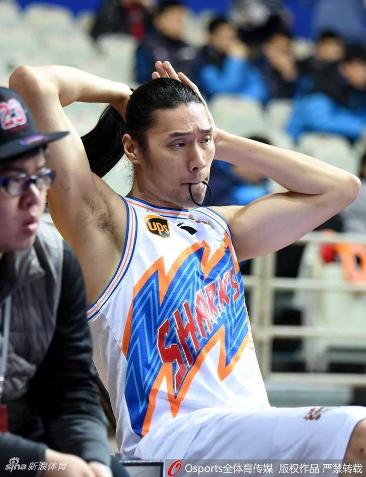 辫子逐渐成型，曾文鼎微微皱眉，仔细调整着每一个细节，那副严谨又投入的模样，让人忍俊不禁。