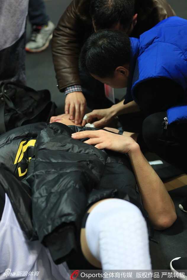 铁血军旅铸就的硬汉本色 特写镜头下,缝合的伤口触目惊心,血珠顺着脸颊滑落,但这丝毫没有动摇许钟豪重返赛场的决心,他紧盯着球场方向。