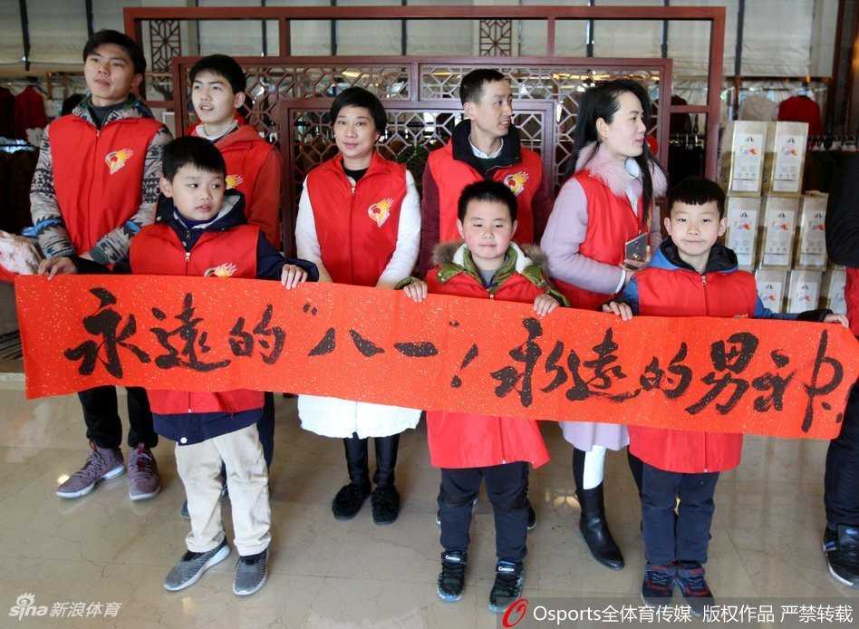 大巴车渐行渐远，球迷们依然站在原地挥手致意，车尾的红色尾灯在夕阳下显得格外醒目，仿佛在诉说着这段缘分的余温。