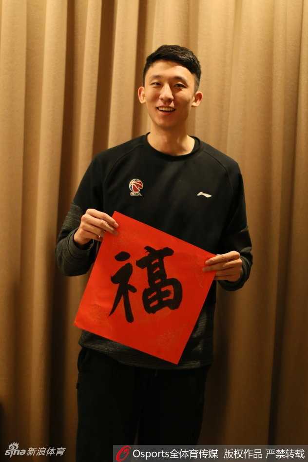 铁血军魂迎新岁 八一男篮拜大年!雷蒙领衔众将镜头前送暖意 镜头定格在喜气洋洋的一刻,八一男篮的将士们身着鲜红训练服,在农历新年前夕齐聚一堂。雷蒙手持春联居于中央,众人脸上洋溢着灿烂的笑容,那是一种褪去赛场凌厉后,如兄长般的亲切与温暖,仿佛正隔着屏幕向每一位支持者作揖拜年。