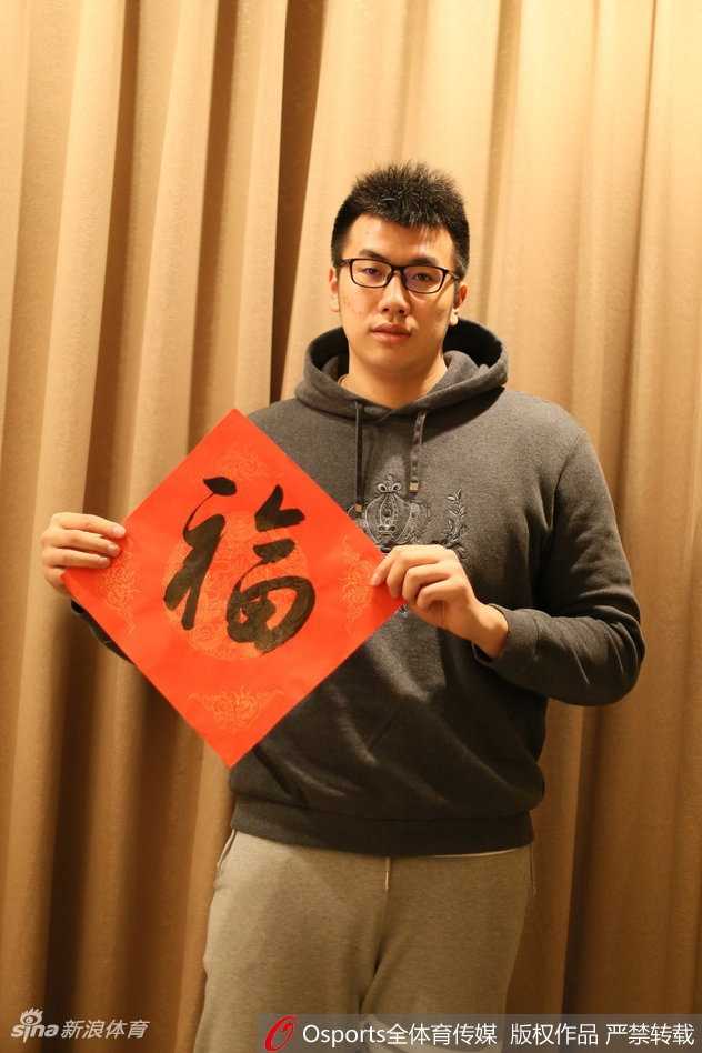 铁血军魂迎新岁 八一男篮拜大年!雷蒙领衔众将镜头前送暖意 另一名八一队员在镜头前展示着娴熟的运球技巧,背景是极具春节特色的红灯笼。他专注的神情与指尖跳动的篮球,仿佛在新春的钟声里演奏着一曲激昂的战歌。这张照片将运动的张力与传统节日的静谧完美融合,寓意着无论何时何地,八一男篮对胜利的渴望从未停歇。