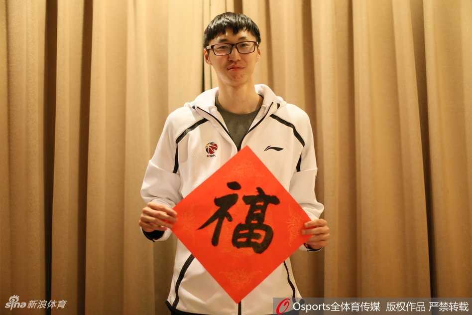 铁血军魂迎新岁 八一男篮拜大年!雷蒙领衔众将镜头前送暖意 最后一张全家福将气氛推向了高潮。全体教练组与队员簇拥在一起,有人高举着“福”字,有人调皮地探出脑袋。这张大合影不仅是那个赛季的留念,更像是一个大家庭的团圆饭。在春节这个最重要的节日里,八一男篮用最传统的方式,向万千球迷道出了一声最诚挚的:过年好!