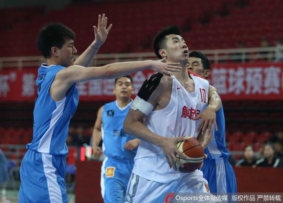 将帅同心：王治郅与阿的江在场边交流战术，两大传奇的对话写满故事