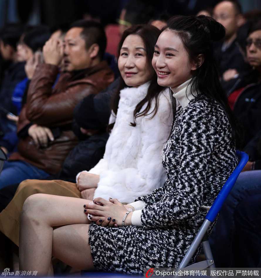 铁血战场与柔情目光:2017 CBA赛季的那些难忘瞬间 易建联跳投瞬间,目光如炬,表情专注认真,每一次出手都承载着球队领袖的担当。